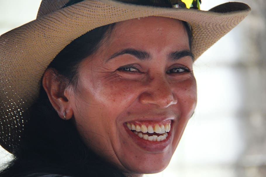 woman wearing beige sun hat, face, smiling, laughing, smiling face HD wallpaper