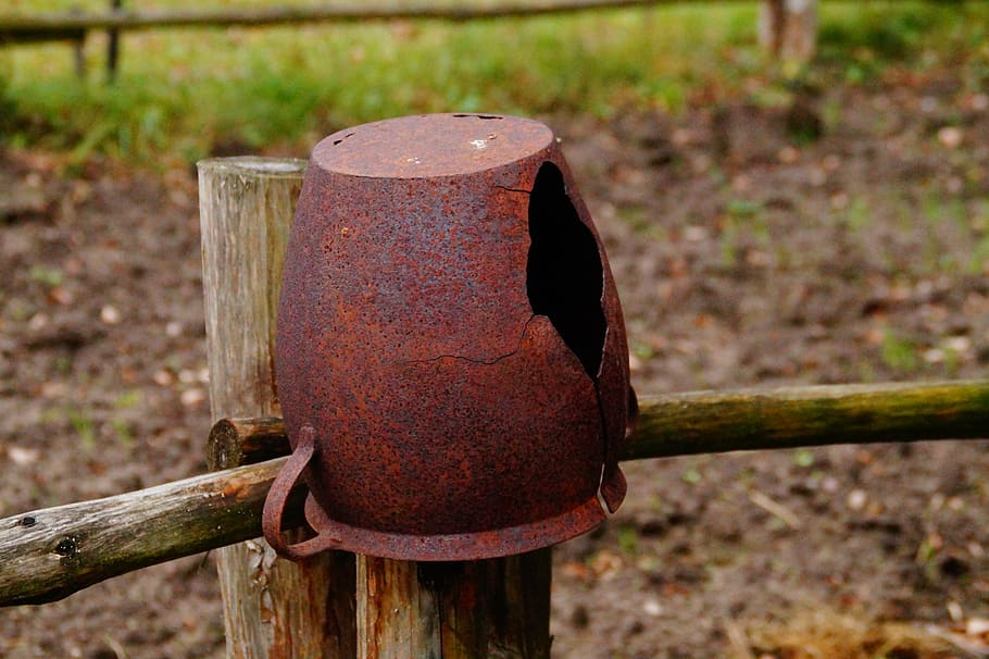 pitcher, old, peg, studies and, rusty, metal, focus on foreground HD wallpaper