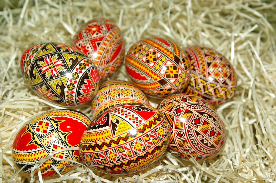 floral egg decors on brown hay, romania, easter eggs, painted œufs HD wallpaper