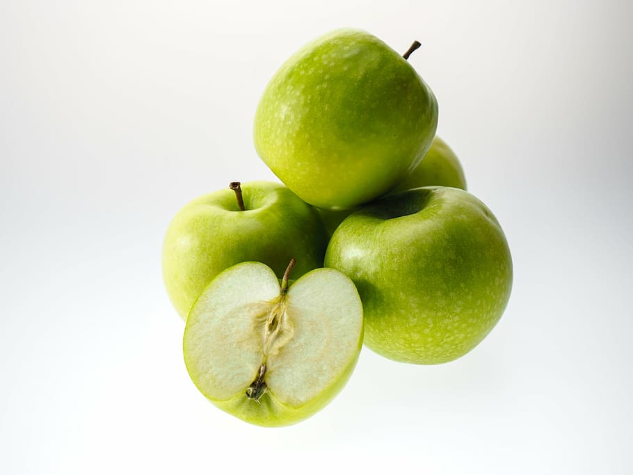five green apple fruits, apfelernte, apple slices, kernobstgewaechs HD wallpaper