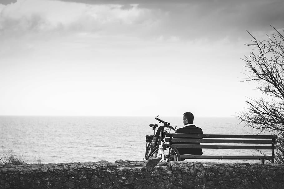 man in black suit jacket beside sea shore, mar, beach, coastal HD wallpaper