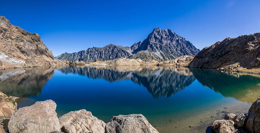body of water in the middle of mountain, lake surrounded by mountains