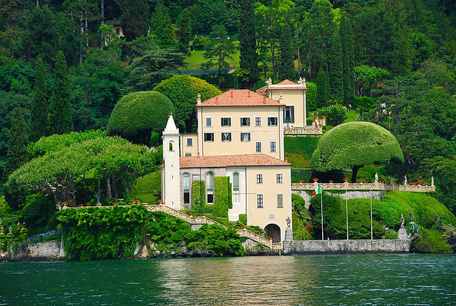 beige and white house near body of water, lago di como, italy, HD wallpaper