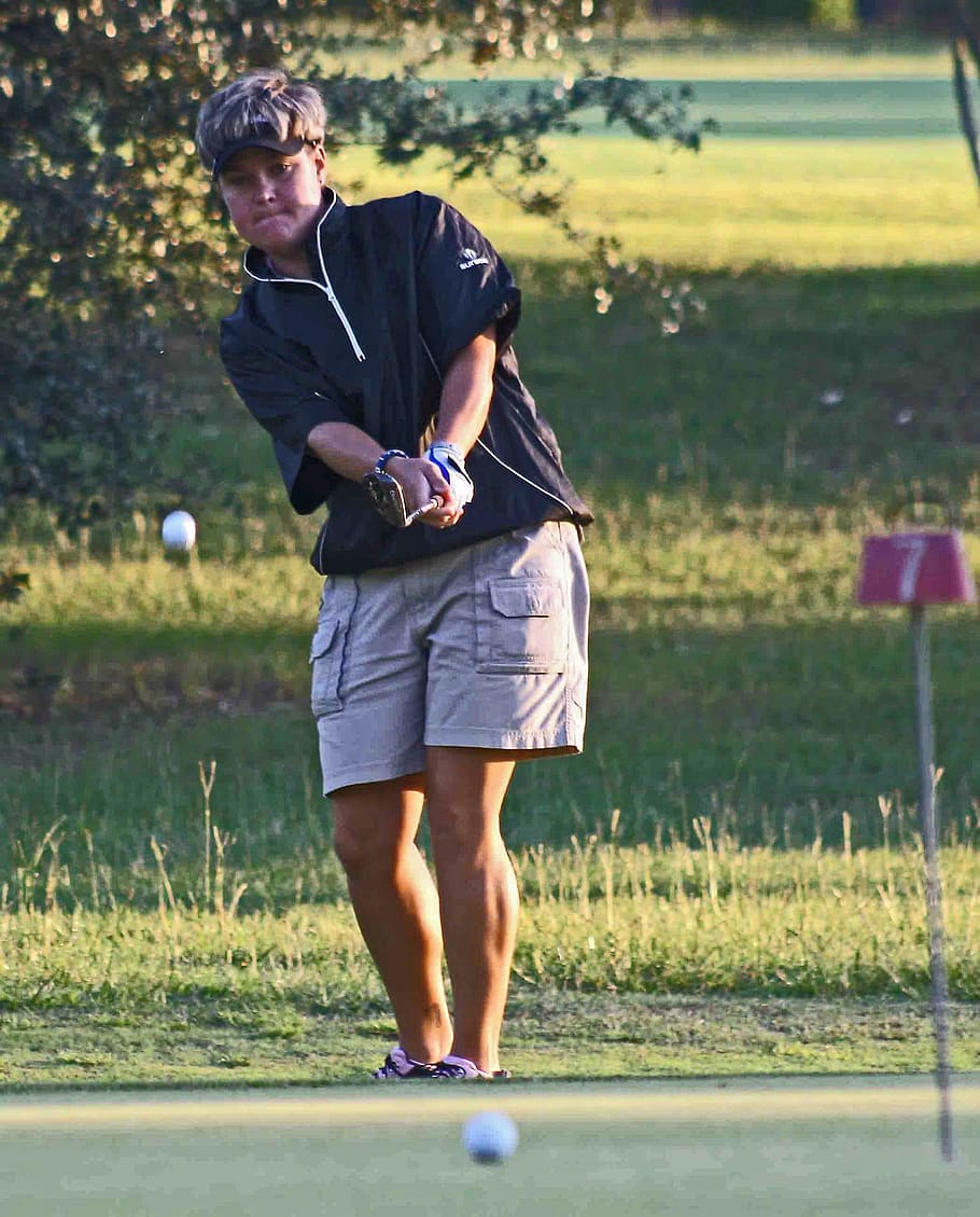 woman playing golf during daytime, Golfer, Golfing, Putter, green, HD wallpaper