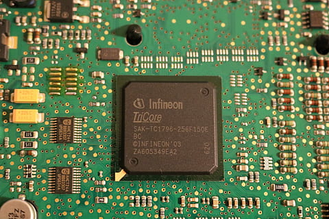green and black Infineon Tricore central processing unit, cpu HD wallpaper