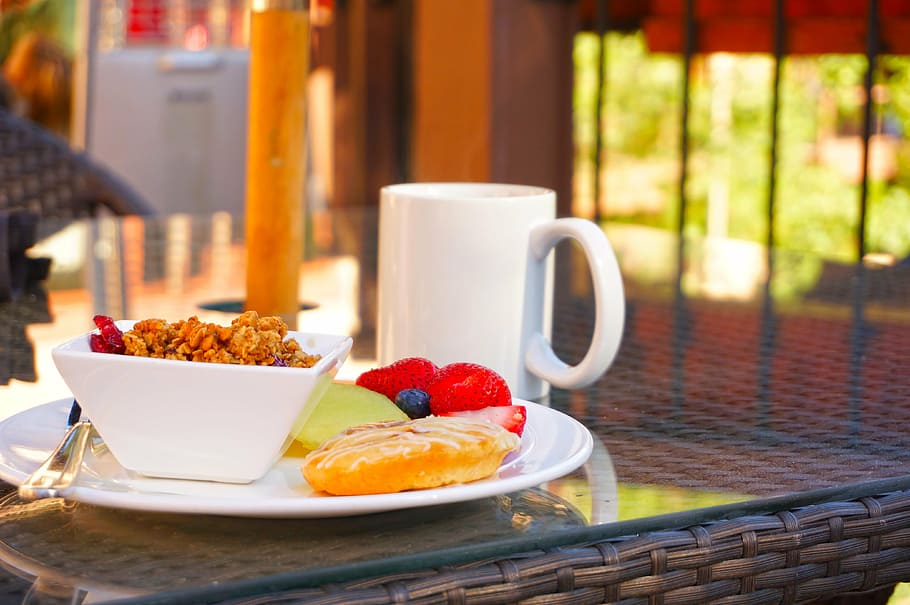 foods on plate beside white mug, breakfast, coffee, muffin HD wallpaper