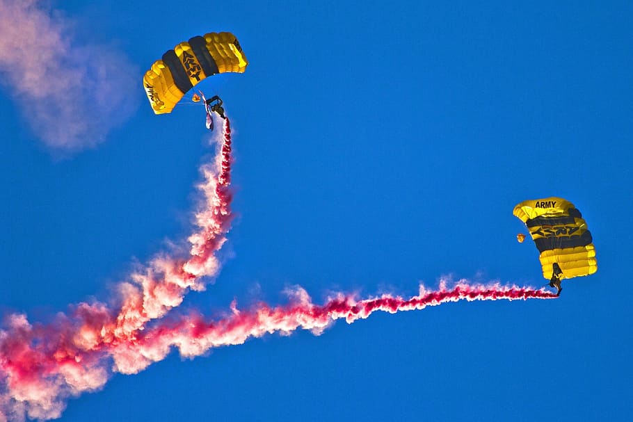 two person parachuting while releasing red smoke, skydivers HD wallpaper