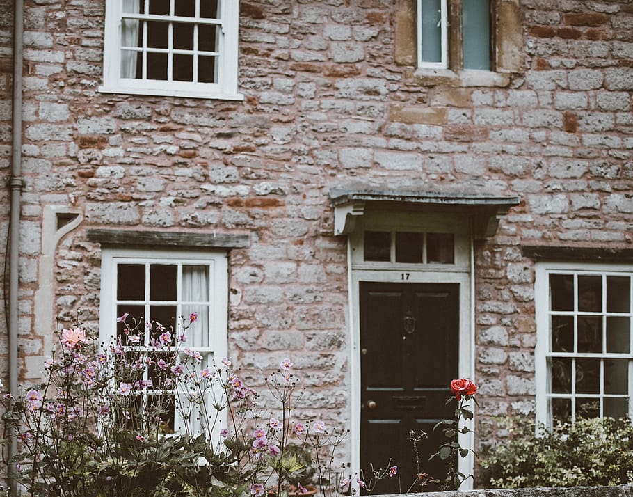 English Facade, bricked walled house with closed brown wooden door HD wallpaper