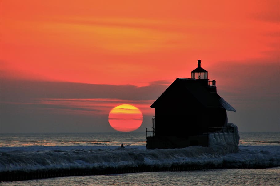 silhouette of house beside ocean during orange sunset, silhouette of house during golden hours HD wallpaper