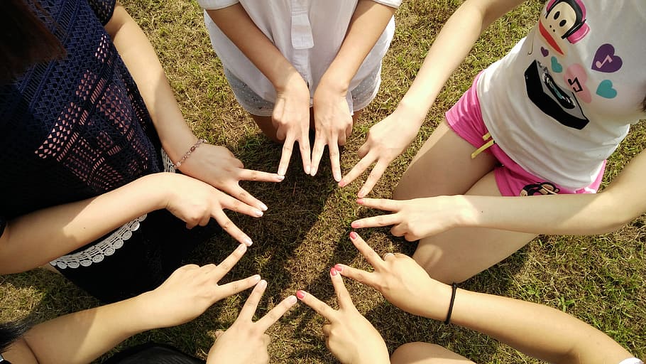 group of girl forming star using fingers, team, friends, teamwork HD wallpaper