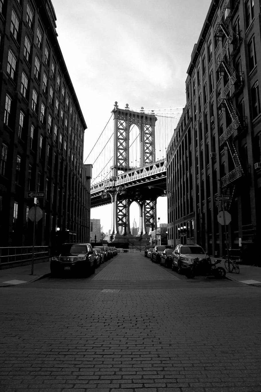 Manhattan Bridge, grayscale photo of cars between buildings near bridge, HD wallpaper