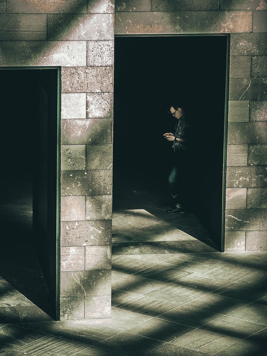 man standing leaning on wall on focus photo, architecture, building HD wallpaper