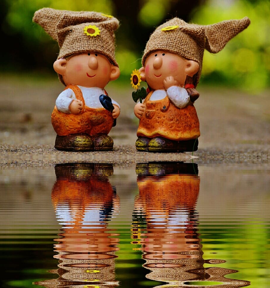 Girl and Boy Figurines Facing Each Other Near Body of Water, cute HD wallpaper