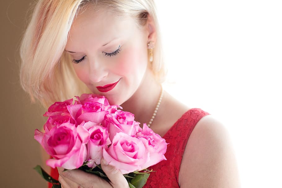 woman wearing red scoop-neck sleeveless top holding bouquet of pink roses, HD wallpaper