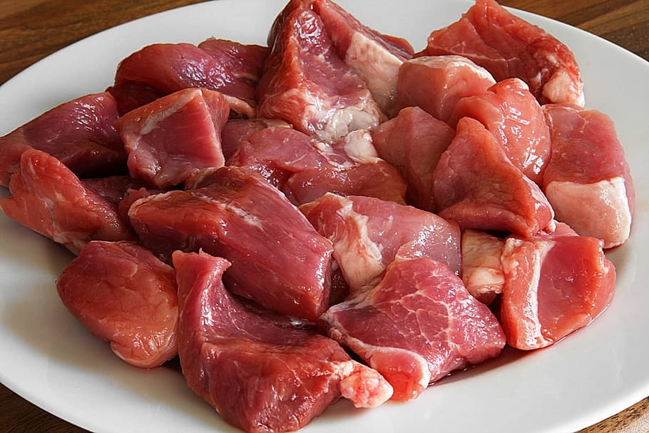 sliced meat on plate, goulash, pork, gulyás, goll asch, gujasch