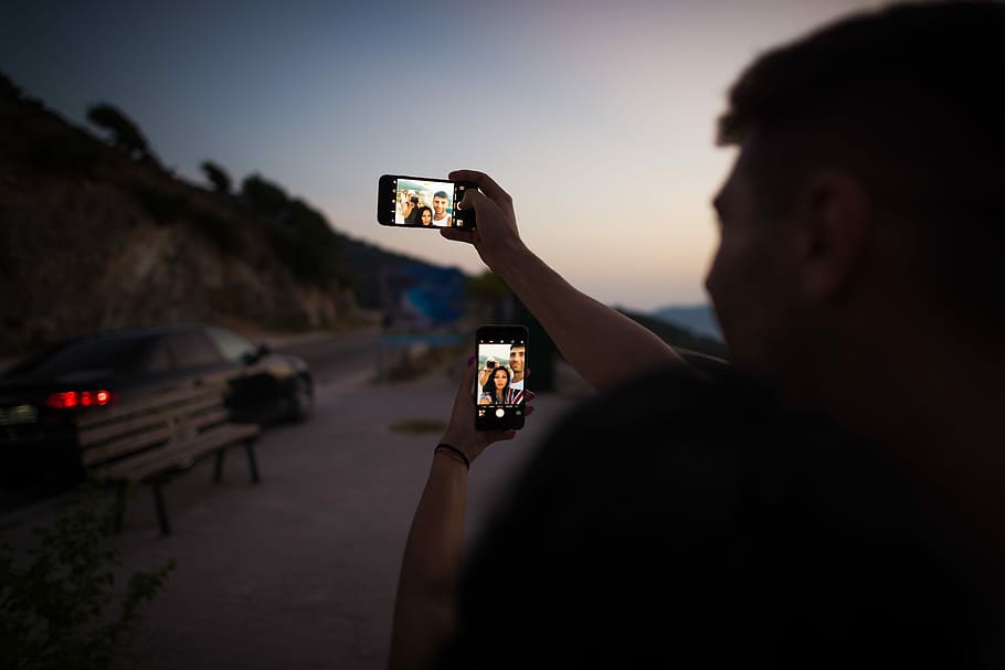 man holding smartphone during daytime, person holding smartphone HD wallpaper