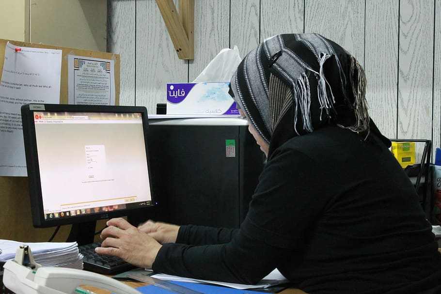 woman in black hijab using computer in office, frustrated, female, HD wallpaper