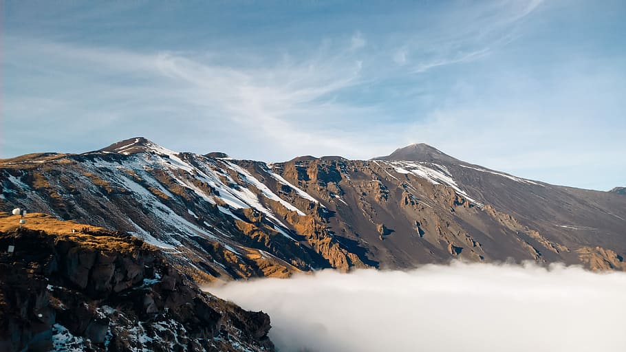 brown mountain, brown rock mountain over the clouds, cliff, mist HD wallpaper