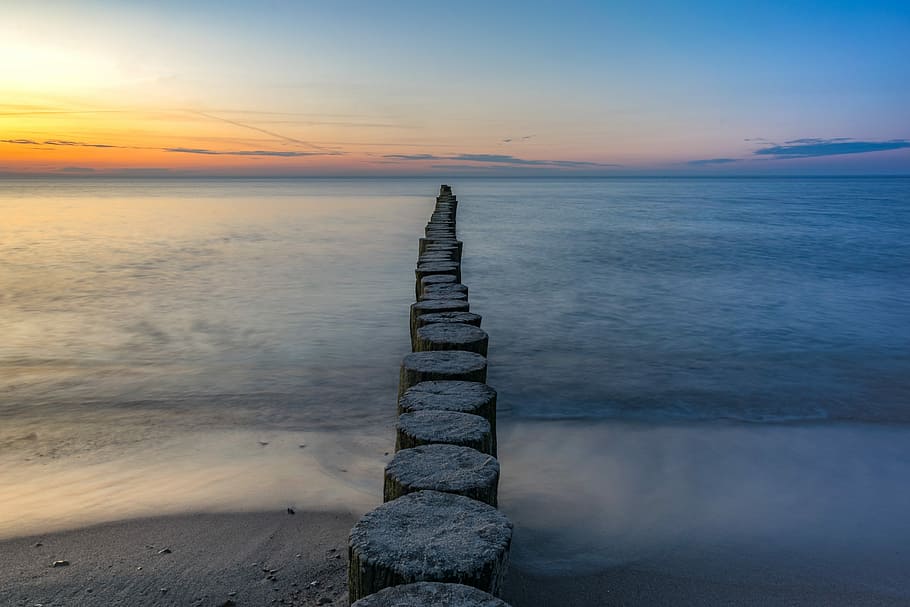 gray concrete pathway during daytime, evening, sea, sunset HD wallpaper
