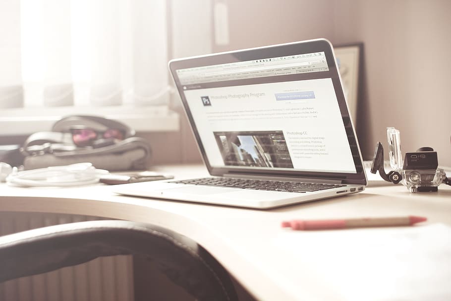 Black and Gray Laptop Computer on Writing Desk, pen, screen, technology HD wallpaper