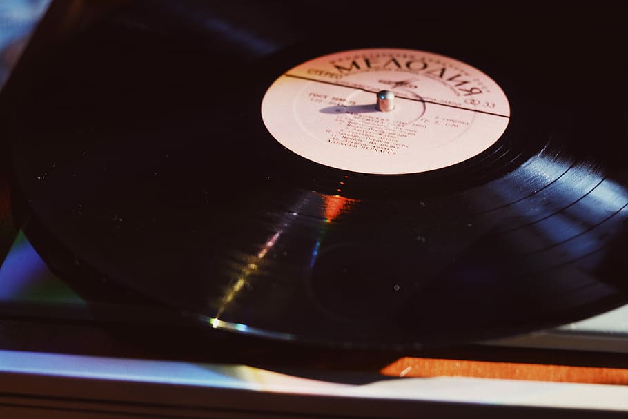 vinyl record, black vinyl album, playing, light, reflection, record player HD wallpaper