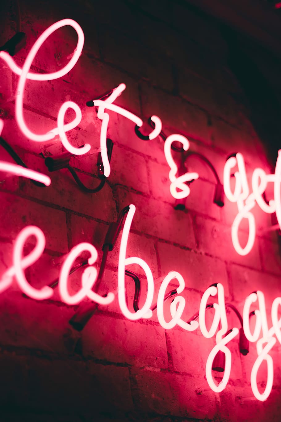 red LED signage on concrete wall, red neon light, night, evening HD wallpaper