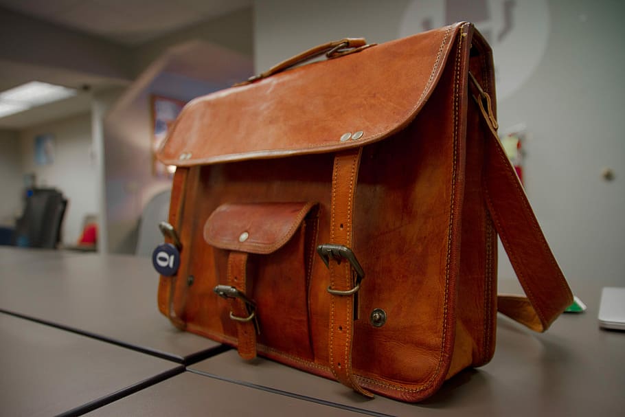 closeup photo of brown leather crossbody bag, brown leather 2-way handbag on top white surface, HD wallpaper