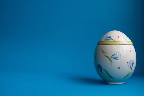 selective focus photography of white, blue, and green floral egg table decor HD wallpaper