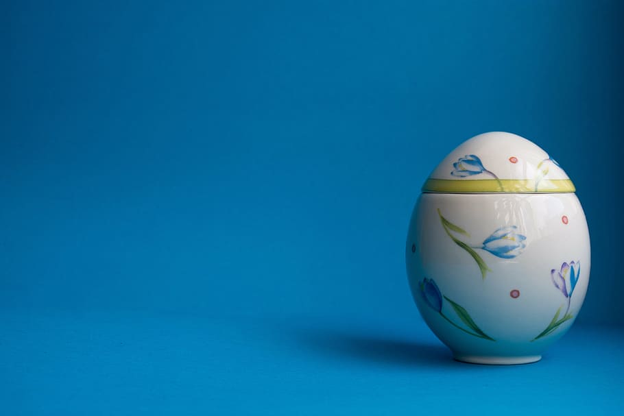 selective focus photography of white, blue, and green floral egg table decor HD wallpaper