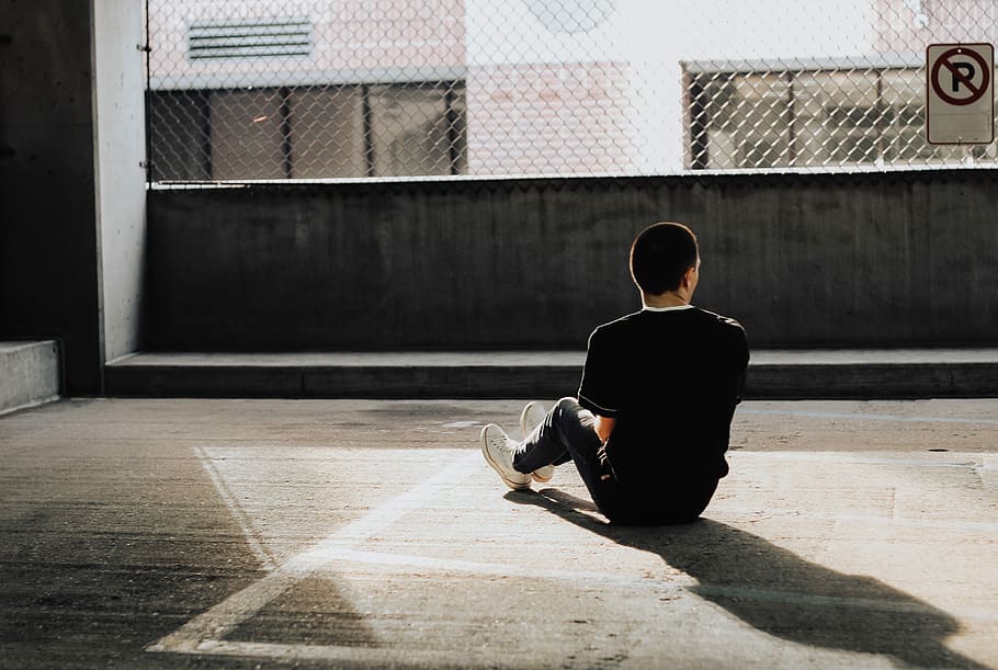 man sitting on floor, man wearing black shirt and sitting on the ground HD wallpaper