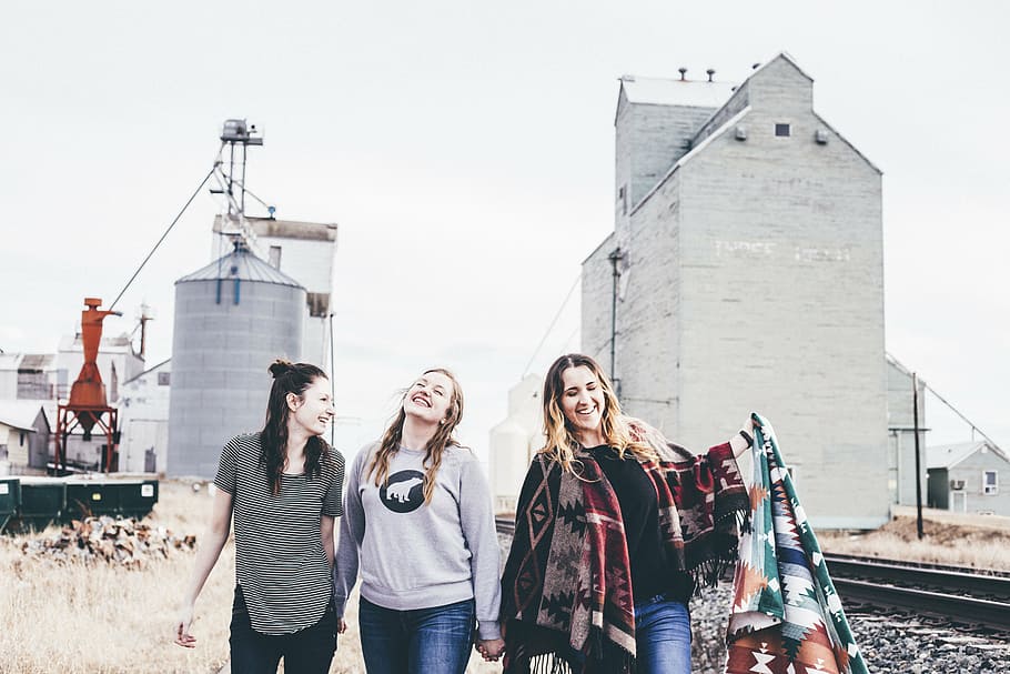 four women walking near white building at daytime, architecture HD wallpaper