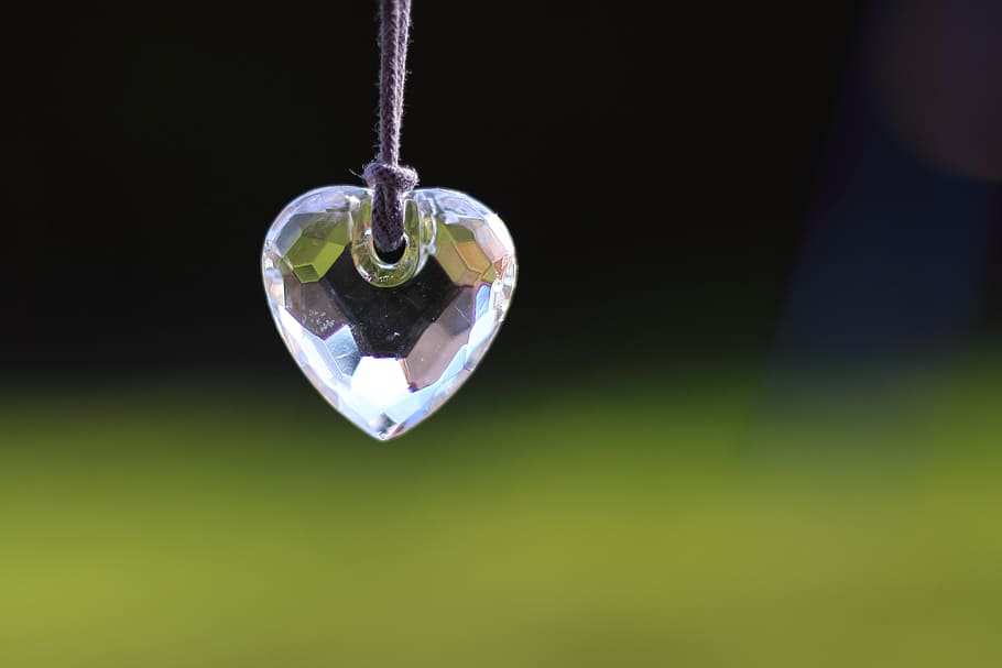 macro shot of clear gemstone heart pendant, glass, light, trailers HD wallpaper