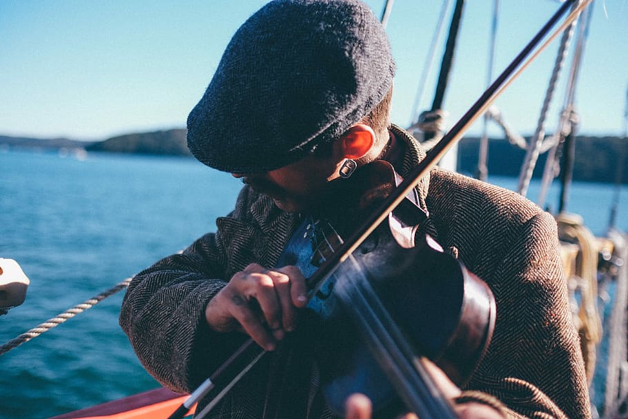 man playing violin, man playing violin near ocean, music, artist HD wallpaper
