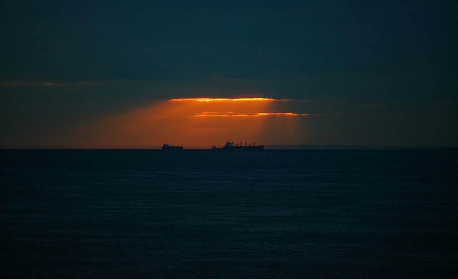 silhouette of two ships on body of water, ship in the middle on ocean HD wallpaper