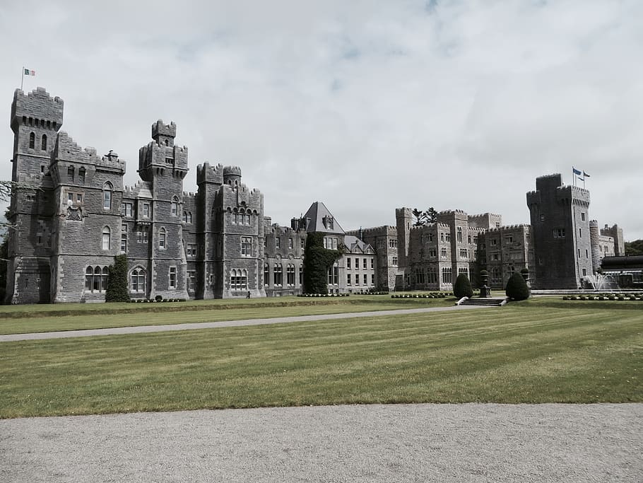landscape photo of gray concrete mansion under blue sky, gray castle HD wallpaper