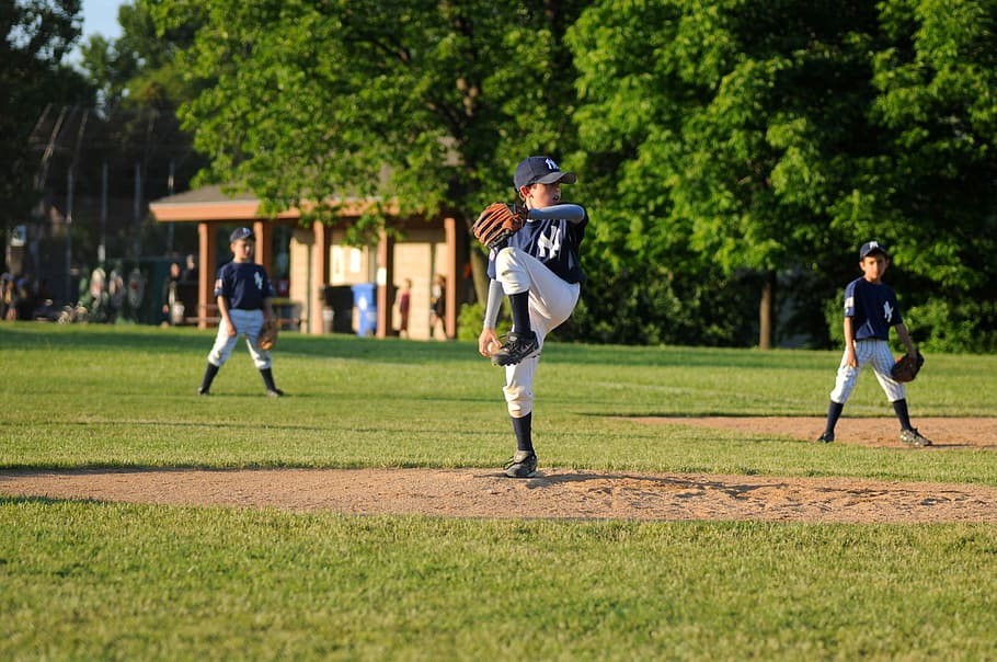 baseball pitcher on field, baseball player in throwing position HD wallpaper