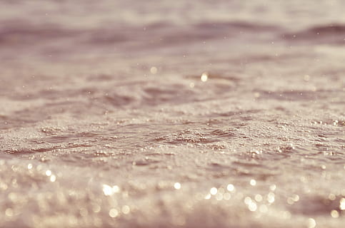 Close-up of raindrops falling on a body of water, selective focus sand HD wallpaper