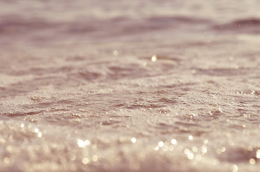 Close-up of raindrops falling on a body of water, selective focus sand HD wallpaper