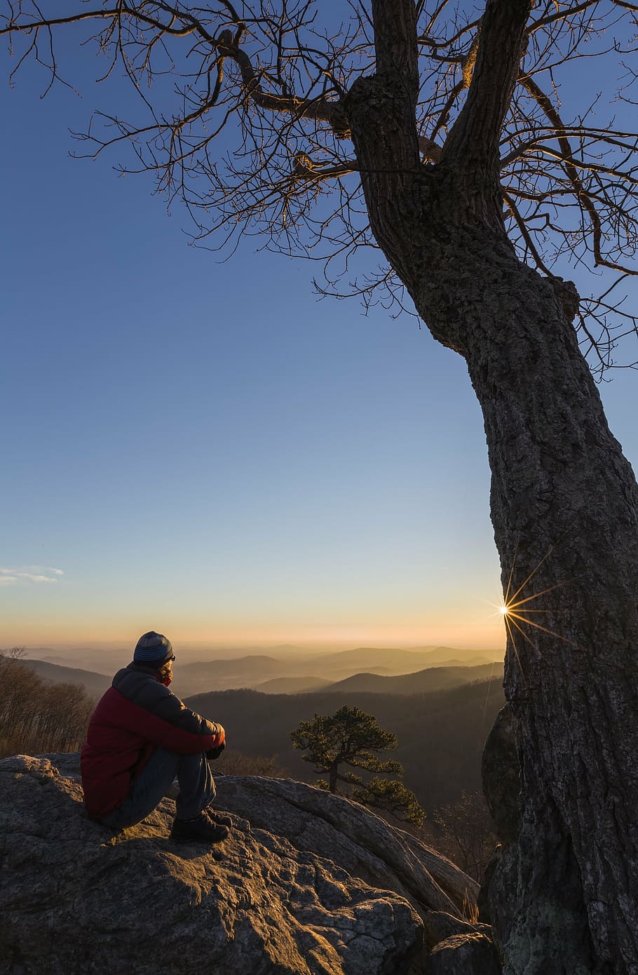man sitting on rock watching sunrise, hiker, adventure, trekking, HD wallpaper