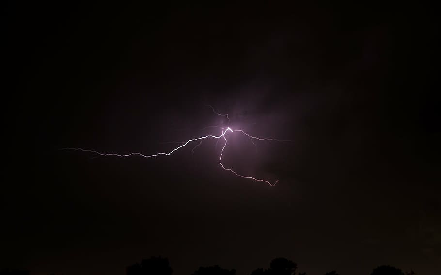 thunderbolt during night, lightning, nightime, storm, dark HD wallpaper