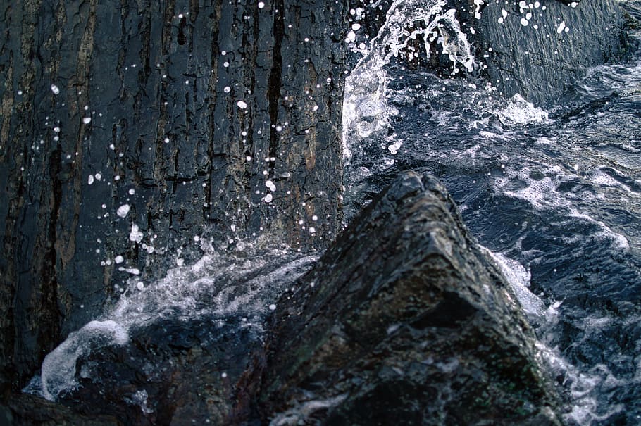 Ocean and Rocks, blur, close-up, foam, focus, ripple, rough, sea HD wallpaper