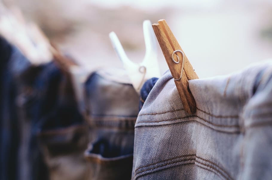 brown clothes pin, blur, clothespins, color, denim, hanged, jeans, HD wallpaper