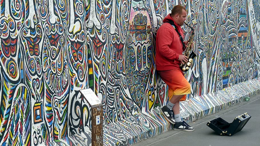man playing saxophone on the street, street musicians, jazz, berlin, HD wallpaper