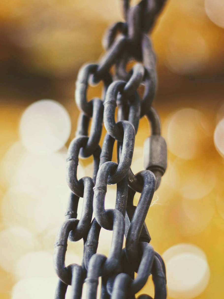 brown metal chain in focus photography, shallow focus photography of gray steel chain HD wallpaper