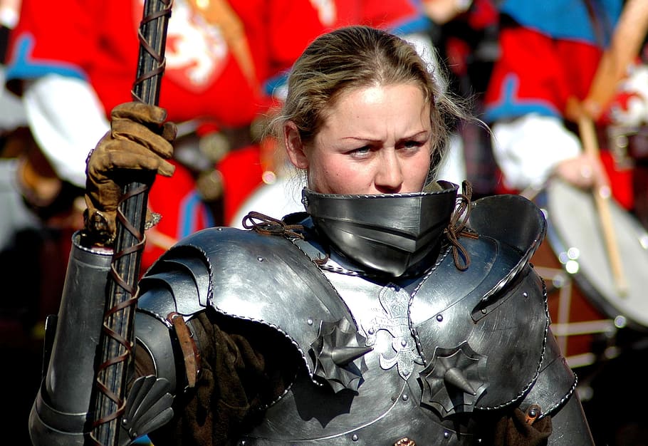 woman wearing silver-colored knight armor while holding spear, HD wallpaper