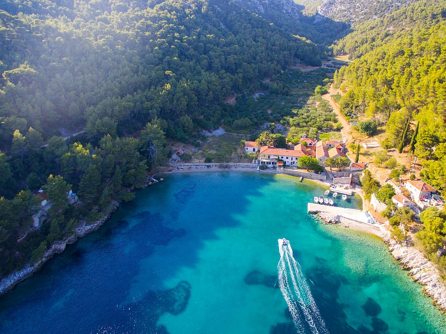 Bay Smarska on island Hvar, ship of body of water surrounded by mountains and buildings HD wallpaper