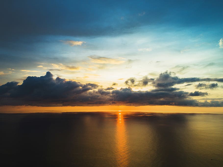 body of water under white clouds, sea during golden hour, sunset HD wallpaper
