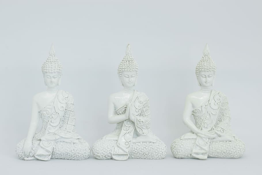 White Buddhas, three Gautama buddha ceramic figurines, statue, HD wallpaper
