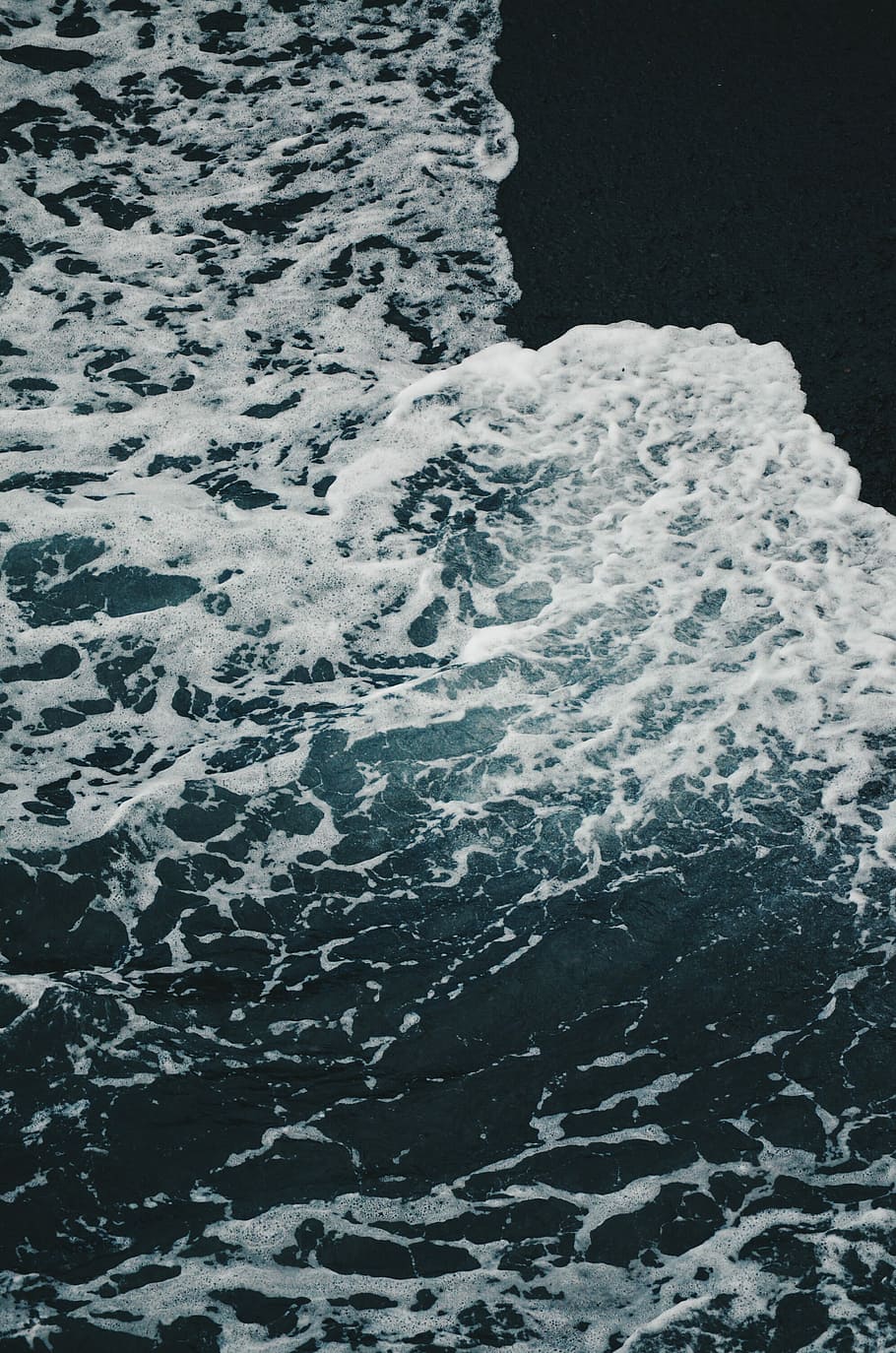 aerial photography of body of water, closeup photo of seashore HD wallpaper