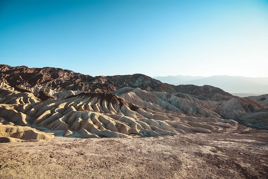 brown sand under blue sky during daytime, landscape photography of mountain HD wallpaper